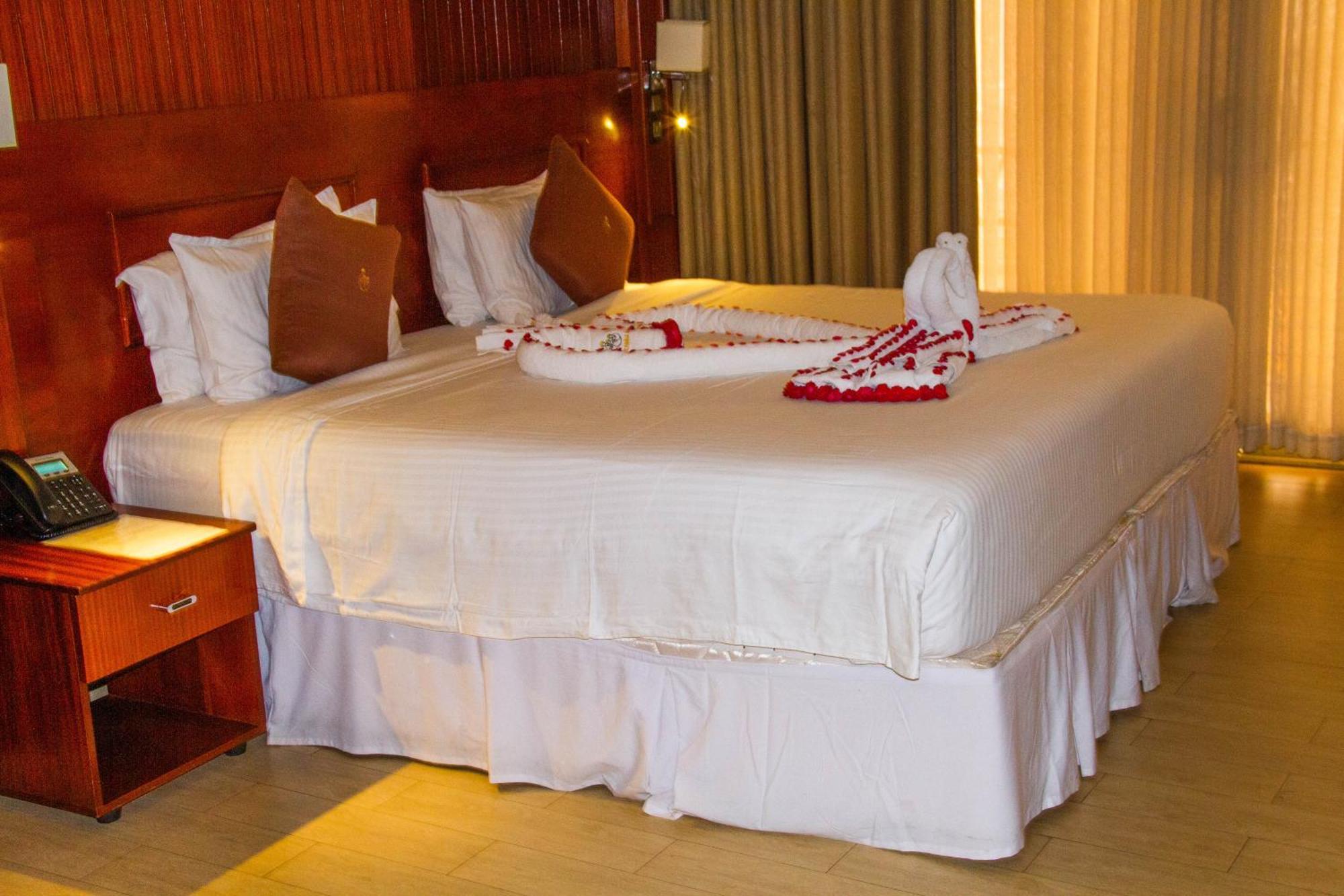 Sainte Famille Hotel Kigali Bagian luar foto