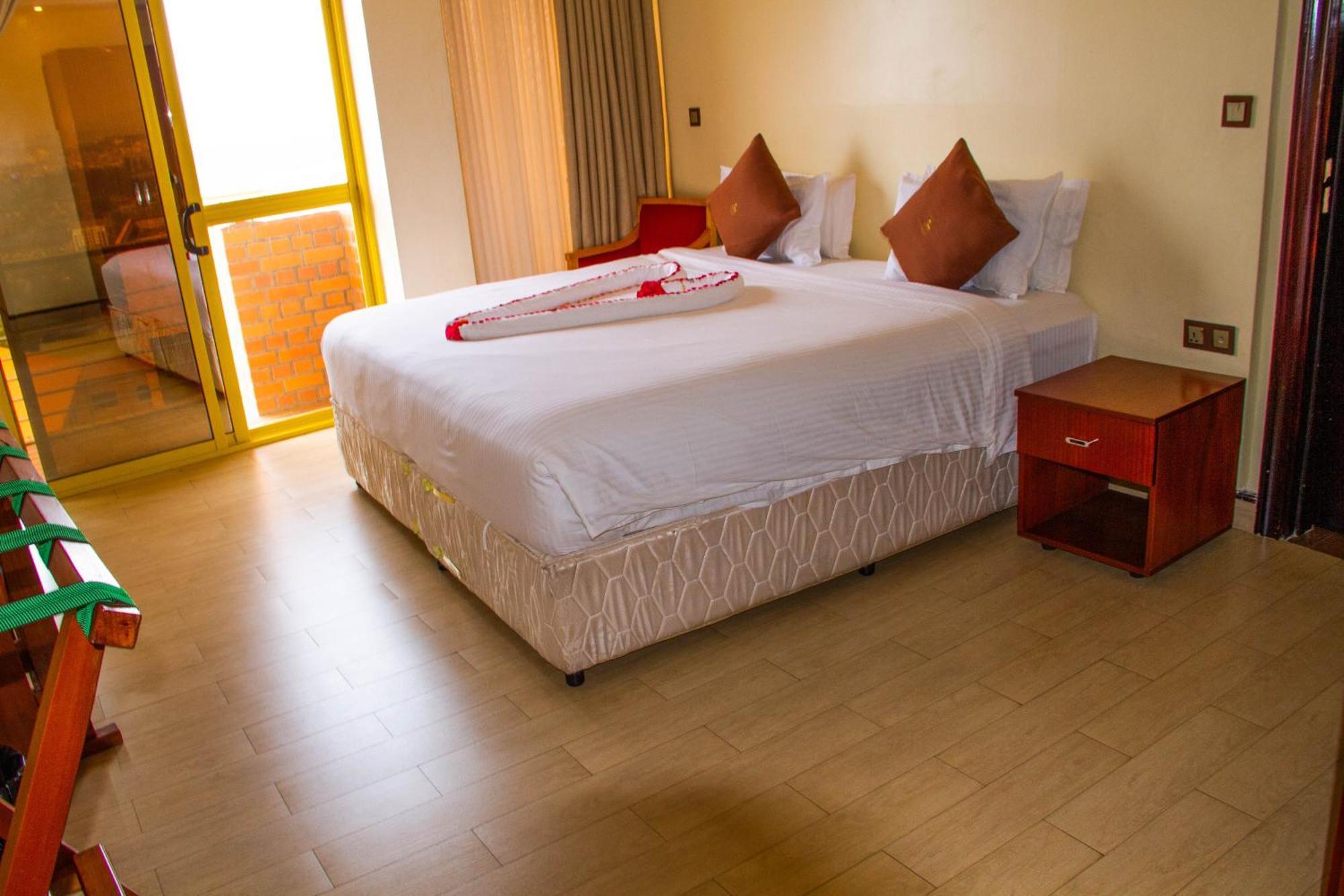 Sainte Famille Hotel Kigali Bagian luar foto