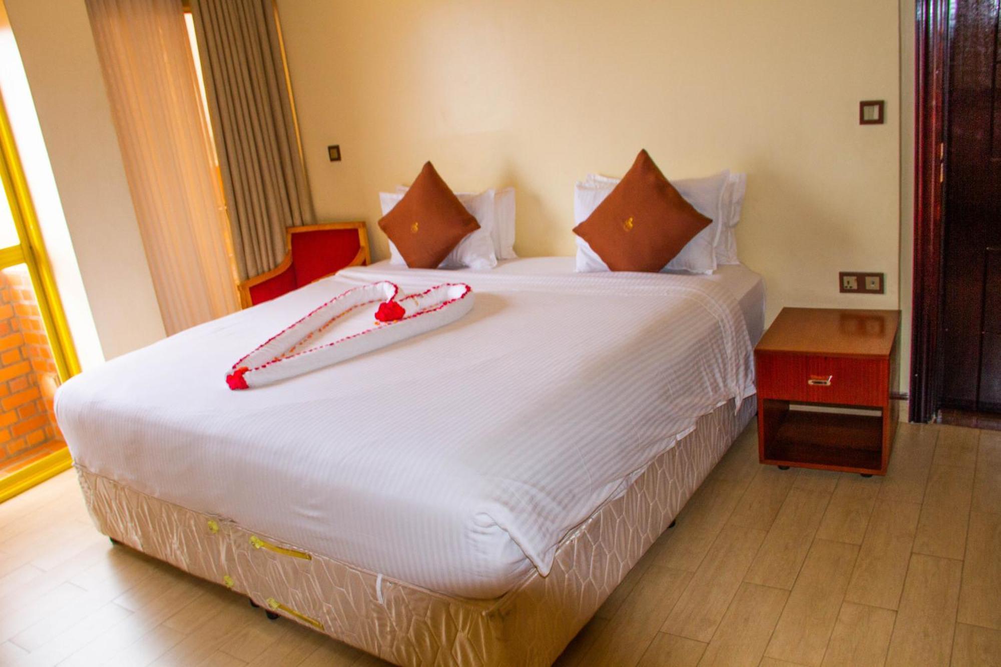 Sainte Famille Hotel Kigali Bagian luar foto