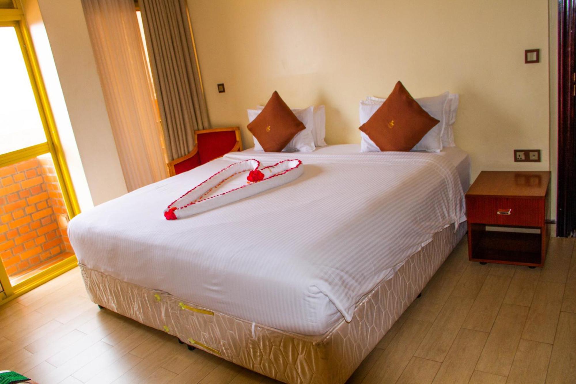 Sainte Famille Hotel Kigali Bagian luar foto