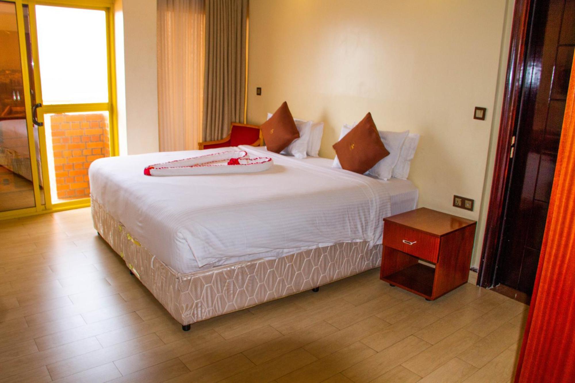 Sainte Famille Hotel Kigali Bagian luar foto