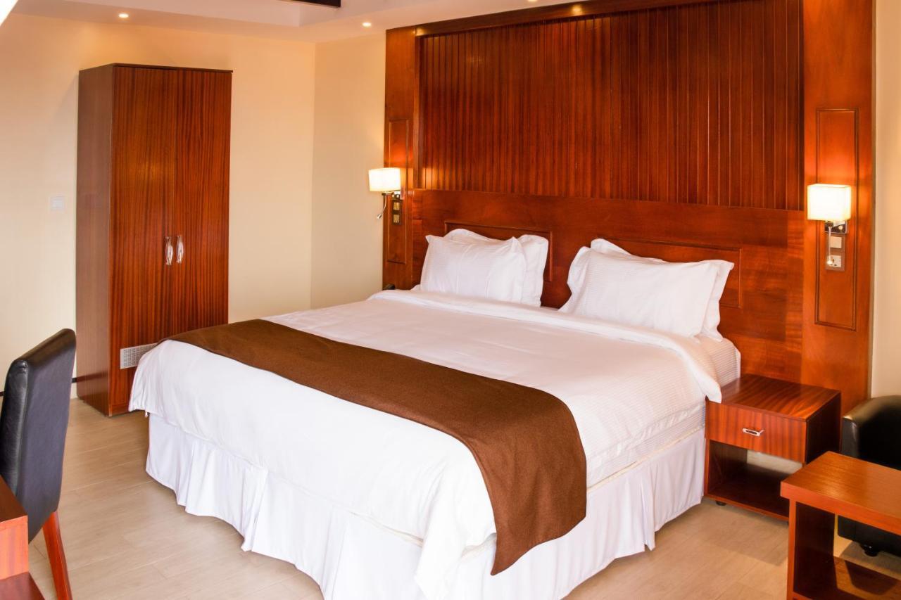 Sainte Famille Hotel Kigali Bagian luar foto